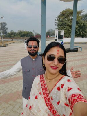 Dr Aishwarya Instagram - He said “Dhuniya lagise” 🌸
.
.
.
#mekhla #couplelove❤️