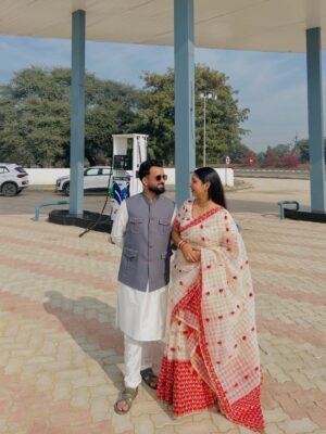 Dr Aishwarya Instagram - He said “Dhuniya lagise” 🌸
.
.
.
#mekhla #couplelove❤️