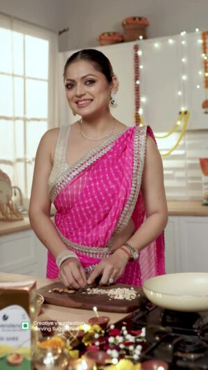 Drashti Dhami Instagram - Iss Diwali banao naya ritual, naye sathi Independence Desi Ghee ke saath - jiski sohni sohni khushboo dilaye ghar wale ghee ki yaad. 🪔💛

#IndependenceDesiGhee #AchaKhaanShuruwaatSahi #KhaaneMeinSamjhautaNahi #Diwali2025 #Diwali #NeverCompromise #GoodFoodRightStart #DrashtiDhami