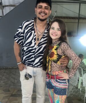 Duda Batista Instagram - Noite de comemorar o aniversário dessa pessoa que amo muito! Meio tio, meio irmão, meu amigo e o melhor companheiro de karaokê que eu poderia ter, o dono de uma alegria que contagia, e é claro que a festa dele não poderia ser só uma comemoraçãozinha!
E o tema escolhido foi: o brega do Paulinho! KQKAKAKAAKAK 
Parabéns @cantorpaulinhoaguia ! Eu e minha família amamos vc! ❤️❤️❤️
PS. O que vcs acharam dos nossos figurinos de fubanga? JEJEKEKEKEKEKEKEK

#fy #fubanga #festa #aniversário