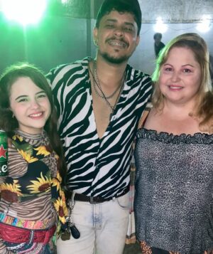 Duda Batista Instagram - Noite de comemorar o aniversário dessa pessoa que amo muito! Meio tio, meio irmão, meu amigo e o melhor companheiro de karaokê que eu poderia ter, o dono de uma alegria que contagia, e é claro que a festa dele não poderia ser só uma comemoraçãozinha!
E o tema escolhido foi: o brega do Paulinho! KQKAKAKAAKAK 
Parabéns @cantorpaulinhoaguia ! Eu e minha família amamos vc! ❤️❤️❤️
PS. O que vcs acharam dos nossos figurinos de fubanga? JEJEKEKEKEKEKEKEK

#fy #fubanga #festa #aniversário