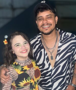Duda Batista Instagram - Noite de comemorar o aniversário dessa pessoa que amo muito! Meio tio, meio irmão, meu amigo e o melhor companheiro de karaokê que eu poderia ter, o dono de uma alegria que contagia, e é claro que a festa dele não poderia ser só uma comemoraçãozinha!
E o tema escolhido foi: o brega do Paulinho! KQKAKAKAAKAK 
Parabéns @cantorpaulinhoaguia ! Eu e minha família amamos vc! ❤️❤️❤️
PS. O que vcs acharam dos nossos figurinos de fubanga? JEJEKEKEKEKEKEKEK

#fy #fubanga #festa #aniversário