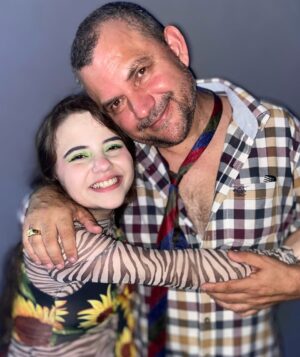 Duda Batista Instagram - Noite de comemorar o aniversário dessa pessoa que amo muito! Meio tio, meio irmão, meu amigo e o melhor companheiro de karaokê que eu poderia ter, o dono de uma alegria que contagia, e é claro que a festa dele não poderia ser só uma comemoraçãozinha!
E o tema escolhido foi: o brega do Paulinho! KQKAKAKAAKAK 
Parabéns @cantorpaulinhoaguia ! Eu e minha família amamos vc! ❤️❤️❤️
PS. O que vcs acharam dos nossos figurinos de fubanga? JEJEKEKEKEKEKEKEK

#fy #fubanga #festa #aniversário