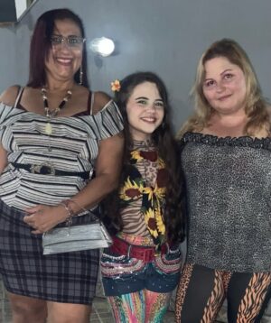 Duda Batista Instagram - Noite de comemorar o aniversário dessa pessoa que amo muito! Meio tio, meio irmão, meu amigo e o melhor companheiro de karaokê que eu poderia ter, o dono de uma alegria que contagia, e é claro que a festa dele não poderia ser só uma comemoraçãozinha!
E o tema escolhido foi: o brega do Paulinho! KQKAKAKAAKAK 
Parabéns @cantorpaulinhoaguia ! Eu e minha família amamos vc! ❤️❤️❤️
PS. O que vcs acharam dos nossos figurinos de fubanga? JEJEKEKEKEKEKEKEK

#fy #fubanga #festa #aniversário