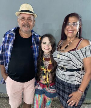 Duda Batista Instagram - Noite de comemorar o aniversário dessa pessoa que amo muito! Meio tio, meio irmão, meu amigo e o melhor companheiro de karaokê que eu poderia ter, o dono de uma alegria que contagia, e é claro que a festa dele não poderia ser só uma comemoraçãozinha!
E o tema escolhido foi: o brega do Paulinho! KQKAKAKAAKAK 
Parabéns @cantorpaulinhoaguia ! Eu e minha família amamos vc! ❤️❤️❤️
PS. O que vcs acharam dos nossos figurinos de fubanga? JEJEKEKEKEKEKEKEK

#fy #fubanga #festa #aniversário
