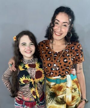 Duda Batista Instagram - Noite de comemorar o aniversário dessa pessoa que amo muito! Meio tio, meio irmão, meu amigo e o melhor companheiro de karaokê que eu poderia ter, o dono de uma alegria que contagia, e é claro que a festa dele não poderia ser só uma comemoraçãozinha!
E o tema escolhido foi: o brega do Paulinho! KQKAKAKAAKAK 
Parabéns @cantorpaulinhoaguia ! Eu e minha família amamos vc! ❤️❤️❤️
PS. O que vcs acharam dos nossos figurinos de fubanga? JEJEKEKEKEKEKEKEK

#fy #fubanga #festa #aniversário