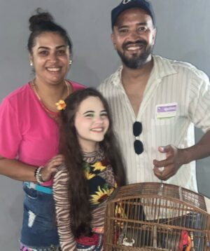 Duda Batista Instagram - Noite de comemorar o aniversário dessa pessoa que amo muito! Meio tio, meio irmão, meu amigo e o melhor companheiro de karaokê que eu poderia ter, o dono de uma alegria que contagia, e é claro que a festa dele não poderia ser só uma comemoraçãozinha!
E o tema escolhido foi: o brega do Paulinho! KQKAKAKAAKAK 
Parabéns @cantorpaulinhoaguia ! Eu e minha família amamos vc! ❤️❤️❤️
PS. O que vcs acharam dos nossos figurinos de fubanga? JEJEKEKEKEKEKEKEK

#fy #fubanga #festa #aniversário