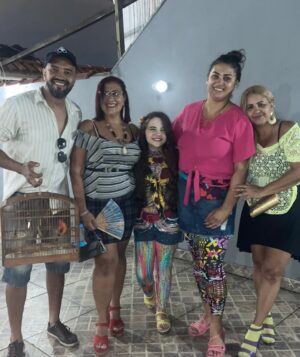 Duda Batista Instagram - Noite de comemorar o aniversário dessa pessoa que amo muito! Meio tio, meio irmão, meu amigo e o melhor companheiro de karaokê que eu poderia ter, o dono de uma alegria que contagia, e é claro que a festa dele não poderia ser só uma comemoraçãozinha!
E o tema escolhido foi: o brega do Paulinho! KQKAKAKAAKAK 
Parabéns @cantorpaulinhoaguia ! Eu e minha família amamos vc! ❤️❤️❤️
PS. O que vcs acharam dos nossos figurinos de fubanga? JEJEKEKEKEKEKEKEK

#fy #fubanga #festa #aniversário