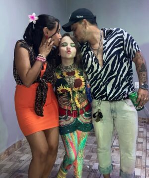 Duda Batista Instagram - Noite de comemorar o aniversário dessa pessoa que amo muito! Meio tio, meio irmão, meu amigo e o melhor companheiro de karaokê que eu poderia ter, o dono de uma alegria que contagia, e é claro que a festa dele não poderia ser só uma comemoraçãozinha!
E o tema escolhido foi: o brega do Paulinho! KQKAKAKAAKAK 
Parabéns @cantorpaulinhoaguia ! Eu e minha família amamos vc! ❤️❤️❤️
PS. O que vcs acharam dos nossos figurinos de fubanga? JEJEKEKEKEKEKEKEK

#fy #fubanga #festa #aniversário