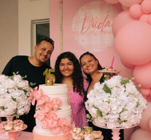 Duda Silva Instagram - #tbt do dia mais lindo e inesquecível da minha vida💖✨
Minha tão festa de 15 anos na piscina foi um verdadeiro presente de Deus, do jeitinho que sempre quis e cheio de amor! 🌊🎉

A decoração foi um presente inesquecível dessa equipe maravilhosa @amandalimaevents, da @_luu.s e @amandalimadecora ! Cada detalhe refletiu meu sonho e minha essência, do jeitinho que eu imaginei! 💐✨

A mesa de cocktail que a @marlenehamude fez com tanta excelência e carinho! 🤍

E o bolo… obra-prima da incrível @sobellisweets ! Lindo demais, sabor divino e aquele toque especial que só ela sabe dar. A melhor confeiteira de Orlando, sem dúvidas! 🍰

Tive a alegria de comemorar esse momento na casa do tio paulo e da tia andressa que são parte da nossa família. @paul00liveiraa e @andressatoninii , obrigada por abrirem esse espaço com tanto carinho e fazerem parte da realização de um sonho. Vocês têm um lugar enorme no meu coração 🤍🏡

Obrigada, Deus, por fazer cada detalhe e realizar esse dia do jeitinho que eu sempre sonhei. 🙏💫

Papai e Mamãe, muito obrigado por todo amor, apoio e por fazerem tudo do jeito que eu sempre quis. Amo vocês to the moon and back! 💞

Não poderia deixar de agradecer a @anasoaper por ter registrado esse momento especial com essas fotos maravilhosas! 📸

E a todos que vieram, muito obrigada por cada um que pode estar comigo e fazer desse dia cada vez melhor! 💕✨
.
.
#meusquinzeanos #festanapiscina #piscina #verão #summer #amor #muitoamorenvolvido❤️ #explorepage #florida #orlando #brasileiros #brasileirosnoseua #eua #poolparty #amigos #familia #aniversario #decoração #boloedoces #festa #15anos #10dejunho