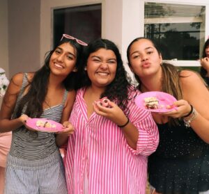 Duda Silva Instagram - #tbt do dia mais lindo e inesquecível da minha vida💖✨
Minha tão festa de 15 anos na piscina foi um verdadeiro presente de Deus, do jeitinho que sempre quis e cheio de amor! 🌊🎉

A decoração foi um presente inesquecível dessa equipe maravilhosa @amandalimaevents, da @_luu.s e @amandalimadecora ! Cada detalhe refletiu meu sonho e minha essência, do jeitinho que eu imaginei! 💐✨

A mesa de cocktail que a @marlenehamude fez com tanta excelência e carinho! 🤍

E o bolo… obra-prima da incrível @sobellisweets ! Lindo demais, sabor divino e aquele toque especial que só ela sabe dar. A melhor confeiteira de Orlando, sem dúvidas! 🍰

Tive a alegria de comemorar esse momento na casa do tio paulo e da tia andressa que são parte da nossa família. @paul00liveiraa e @andressatoninii , obrigada por abrirem esse espaço com tanto carinho e fazerem parte da realização de um sonho. Vocês têm um lugar enorme no meu coração 🤍🏡

Obrigada, Deus, por fazer cada detalhe e realizar esse dia do jeitinho que eu sempre sonhei. 🙏💫

Papai e Mamãe, muito obrigado por todo amor, apoio e por fazerem tudo do jeito que eu sempre quis. Amo vocês to the moon and back! 💞

Não poderia deixar de agradecer a @anasoaper por ter registrado esse momento especial com essas fotos maravilhosas! 📸

E a todos que vieram, muito obrigada por cada um que pode estar comigo e fazer desse dia cada vez melhor! 💕✨
.
.
#meusquinzeanos #festanapiscina #piscina #verão #summer #amor #muitoamorenvolvido❤️ #explorepage #florida #orlando #brasileiros #brasileirosnoseua #eua #poolparty #amigos #familia #aniversario #decoração #boloedoces #festa #15anos #10dejunho