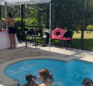 Duda Silva Instagram - #tbt do dia mais lindo e inesquecível da minha vida💖✨
Minha tão festa de 15 anos na piscina foi um verdadeiro presente de Deus, do jeitinho que sempre quis e cheio de amor! 🌊🎉
A decoração foi um presente inesquecível dessa equipe maravilhosa @amandalimaevents, da @_luu.s e @amandalimadecora ! Cada detalhe refletiu meu sonho e minha essência, do jeitinho que eu imaginei! 💐✨
A mesa de cocktail que a @marlenehamude fez com tanta excelência e carinho! 🤍
E o bolo… obra-prima da incrível @sobellisweets ! Lindo demais, sabor divino e aquele toque especial que só ela sabe dar. A melhor confeiteira de Orlando, sem dúvidas! 🍰
Tive a alegria de comemorar esse momento na casa do tio paulo e da tia andressa que são parte da nossa família. @paul00liveiraa e @andressatoninii , obrigada por abrirem esse espaço com tanto carinho e fazerem parte da realização de um sonho. Vocês têm um lugar enorme no meu coração 🤍🏡
Obrigada, Deus, por fazer cada detalhe e realizar esse dia do jeitinho que eu sempre sonhei. 🙏💫
Papai e Mamãe, muito obrigado por todo amor, apoio e por fazerem tudo do jeito que eu sempre quis. Amo vocês to the moon and back! 💞
Não poderia deixar de agradecer a @anasoaper por ter registrado esse momento especial com essas fotos maravilhosas! 📸
E a todos que vieram, muito obrigada por cada um que pode estar comigo e fazer desse dia cada vez melhor! 💕✨
.
.
#meusquinzeanos #festanapiscina #piscina #verão #summer #amor #muitoamorenvolvido❤️ #explorepage #florida #orlando #brasileiros #brasileirosnoseua #eua #poolparty #amigos #familia #aniversario #decoração #boloedoces #festa #15anos #10dejunho