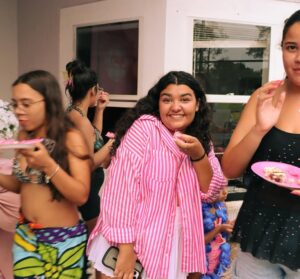 Duda Silva Instagram - #tbt do dia mais lindo e inesquecível da minha vida💖✨
Minha tão festa de 15 anos na piscina foi um verdadeiro presente de Deus, do jeitinho que sempre quis e cheio de amor! 🌊🎉

A decoração foi um presente inesquecível dessa equipe maravilhosa @amandalimaevents, da @_luu.s e @amandalimadecora ! Cada detalhe refletiu meu sonho e minha essência, do jeitinho que eu imaginei! 💐✨

A mesa de cocktail que a @marlenehamude fez com tanta excelência e carinho! 🤍

E o bolo… obra-prima da incrível @sobellisweets ! Lindo demais, sabor divino e aquele toque especial que só ela sabe dar. A melhor confeiteira de Orlando, sem dúvidas! 🍰

Tive a alegria de comemorar esse momento na casa do tio paulo e da tia andressa que são parte da nossa família. @paul00liveiraa e @andressatoninii , obrigada por abrirem esse espaço com tanto carinho e fazerem parte da realização de um sonho. Vocês têm um lugar enorme no meu coração 🤍🏡

Obrigada, Deus, por fazer cada detalhe e realizar esse dia do jeitinho que eu sempre sonhei. 🙏💫

Papai e Mamãe, muito obrigado por todo amor, apoio e por fazerem tudo do jeito que eu sempre quis. Amo vocês to the moon and back! 💞

Não poderia deixar de agradecer a @anasoaper por ter registrado esse momento especial com essas fotos maravilhosas! 📸

E a todos que vieram, muito obrigada por cada um que pode estar comigo e fazer desse dia cada vez melhor! 💕✨
.
.
#meusquinzeanos #festanapiscina #piscina #verão #summer #amor #muitoamorenvolvido❤️ #explorepage #florida #orlando #brasileiros #brasileirosnoseua #eua #poolparty #amigos #familia #aniversario #decoração #boloedoces #festa #15anos #10dejunho
