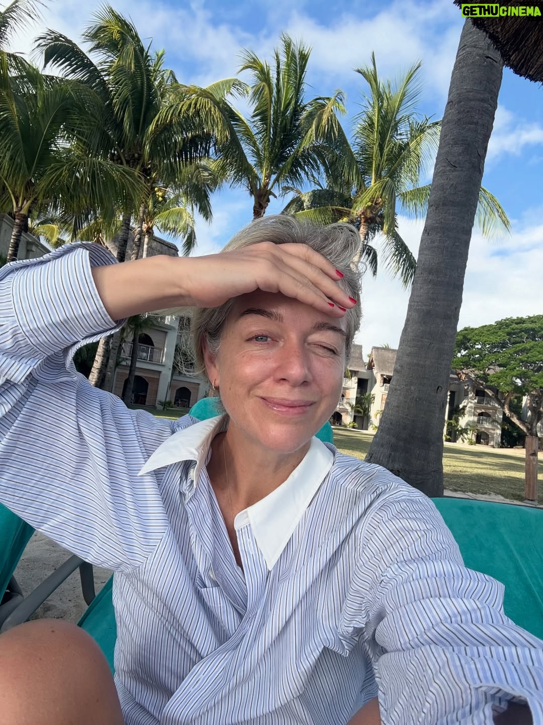 Ebba Kleberg von Sydow - 3.1K Likes - Tredje gången här, S O M vi njuter 🥹 Kortspel, ljumma vindar, sovmorgon, perfekt mango, otrolig avokado, storfamiljen Kleberg och (det finaste) tid tillsammans, lediga dagar, liksom (lyxens lyx?!) utan sluttid eller vardagslogistik…
Men också: Alla får sporta med sitt, läsa sitt, prata klart om sitt, tänka på sitt, njuta av oss, prata om vårt 2026 och ALLA får höra mig säga (många gånger) att svidande salta bad är det BÄSTA man kan göra för kropp och själ. 10/10 ❤️ Gött nytt år från oss!