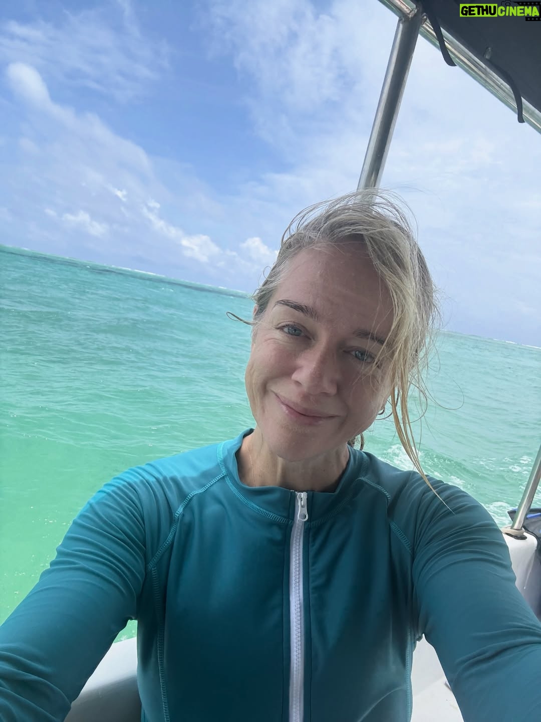 Ebba Kleberg von Sydow - 3.1K Likes - Tredje gången här, S O M vi njuter 🥹 Kortspel, ljumma vindar, sovmorgon, perfekt mango, otrolig avokado, storfamiljen Kleberg och (det finaste) tid tillsammans, lediga dagar, liksom (lyxens lyx?!) utan sluttid eller vardagslogistik…
Men också: Alla får sporta med sitt, läsa sitt, prata klart om sitt, tänka på sitt, njuta av oss, prata om vårt 2026 och ALLA får höra mig säga (många gånger) att svidande salta bad är det BÄSTA man kan göra för kropp och själ. 10/10 ❤️ Gött nytt år från oss!