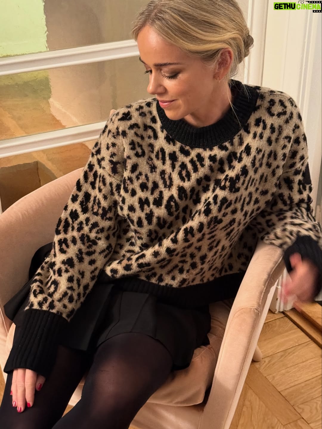 Ebba Kleberg von Sydow - 6.2K Likes - Julavslutning, en hederlig dagens outfit och sista bilden ➡️ Känslan efter tre skolavslutningar på raken, med barn på the olika stadier, tre olika julfika 🤩 HT25: We did it!!!! ❤️❤️❤️❤️❤️❤️