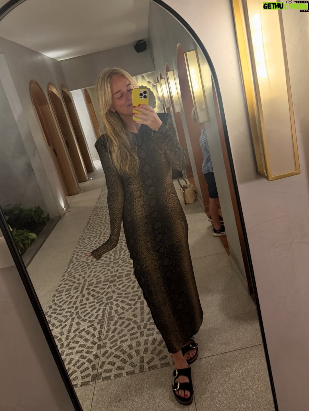 Ebba Kleberg von Sydow - 3.1K Likes - Tredje gången här, S O M vi njuter 🥹 Kortspel, ljumma vindar, sovmorgon, perfekt mango, otrolig avokado, storfamiljen Kleberg och (det finaste) tid tillsammans, lediga dagar, liksom (lyxens lyx?!) utan sluttid eller vardagslogistik…
Men också: Alla får sporta med sitt, läsa sitt, prata klart om sitt, tänka på sitt, njuta av oss, prata om vårt 2026 och ALLA får höra mig säga (många gånger) att svidande salta bad är det BÄSTA man kan göra för kropp och själ. 10/10 ❤️ Gött nytt år från oss!
