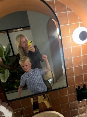 Ebba Kleberg von Sydow Instagram - Tredje gången här, S O M vi njuter 🥹 Kortspel, ljumma vindar, sovmorgon, perfekt mango, otrolig avokado, storfamiljen Kleberg och (det finaste) tid tillsammans, lediga dagar, liksom (lyxens lyx?!) utan sluttid eller vardagslogistik…
Men också: Alla får sporta med sitt, läsa sitt, prata klart om sitt, tänka på sitt, njuta av oss, prata om vårt 2026 och ALLA får höra mig säga (många gånger) att svidande salta bad är det BÄSTA man kan göra för kropp och själ. 10/10 ❤️ Gött nytt år från oss!