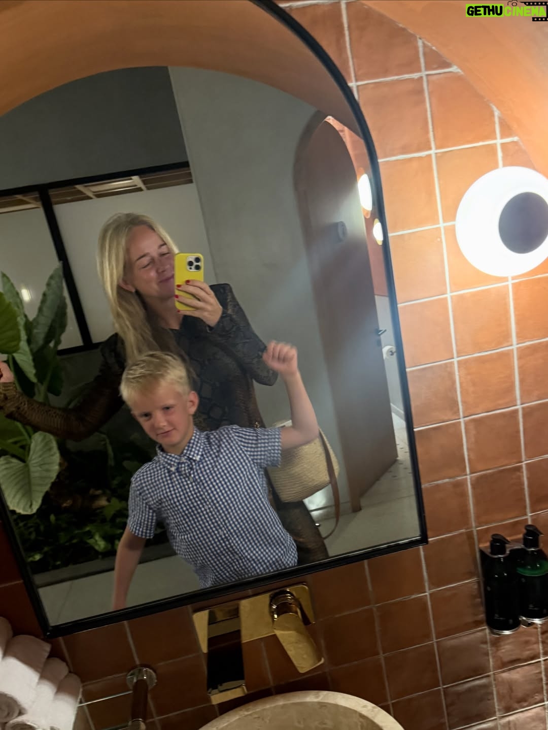 Ebba Kleberg von Sydow - 3.1K Likes - Tredje gången här, S O M vi njuter 🥹 Kortspel, ljumma vindar, sovmorgon, perfekt mango, otrolig avokado, storfamiljen Kleberg och (det finaste) tid tillsammans, lediga dagar, liksom (lyxens lyx?!) utan sluttid eller vardagslogistik…
Men också: Alla får sporta med sitt, läsa sitt, prata klart om sitt, tänka på sitt, njuta av oss, prata om vårt 2026 och ALLA får höra mig säga (många gånger) att svidande salta bad är det BÄSTA man kan göra för kropp och själ. 10/10 ❤️ Gött nytt år från oss!