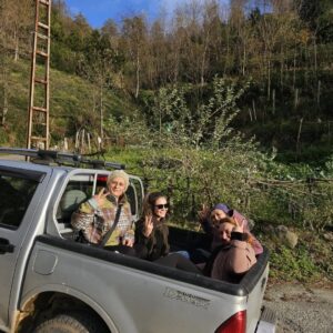 Ece Dizdar Instagram - Bu salağahanaluk bir dump haketti. Maalesef bunlar paylaşabileceklerim, kaçtığımız delikler, dağların kavukları,  iskeleler bana kalsın😎

4 koca gün gece Artvin, Hemşin, Fındıklı, Hopa, Sarp, Kemalpaşa, bizi köylerde evlerinde sobalarını yakıp yediren içiren güzel kadınlar, yollarda bana gözbebeği gibi bakan @guness008 ve @yarensu_ustabas
 Uyyy yaşaduğumuz buralara sığmaz !

Mükemmel’i Artvin’de Hopa’da gösteren @iscifilmfest ve Kemalpaşa’da gösteren @halkevci_kadnlar_hopa_k.pasa ‘ya teşekkürlerimle🌱🍃🌲☘️