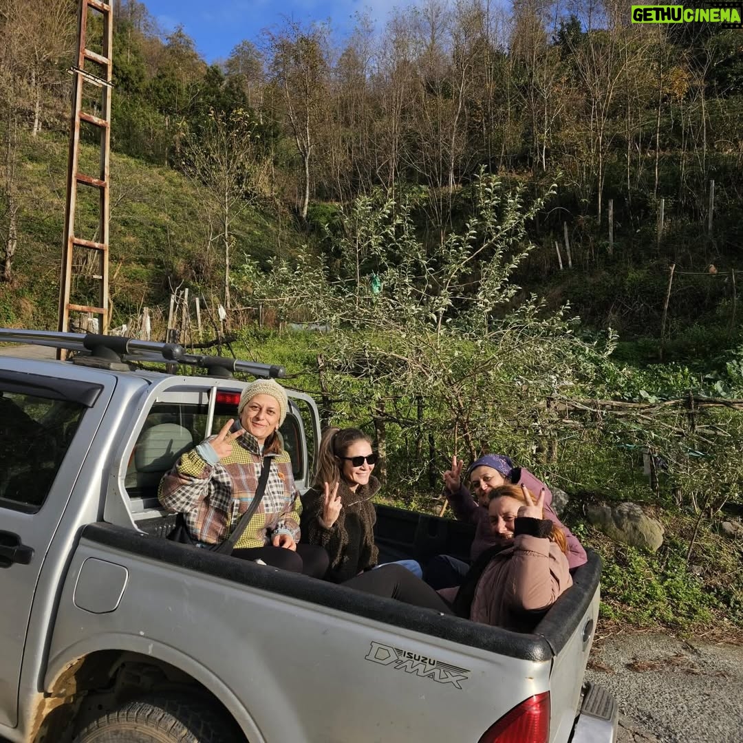 Ece Dizdar - 3K Likes - Bu salağahanaluk bir dump haketti. Maalesef bunlar paylaşabileceklerim, kaçtığımız delikler, dağların kavukları,  iskeleler bana kalsın😎

4 koca gün gece Artvin, Hemşin, Fındıklı, Hopa, Sarp, Kemalpaşa, bizi köylerde evlerinde sobalarını yakıp yediren içiren güzel kadınlar, yollarda bana gözbebeği gibi bakan @guness008 ve @yarensu_ustabas
 Uyyy yaşaduğumuz buralara sığmaz !

Mükemmel’i Artvin’de Hopa’da gösteren @iscifilmfest ve Kemalpaşa’da gösteren @halkevci_kadnlar_hopa_k.pasa ‘ya teşekkürlerimle🌱🍃🌲☘️