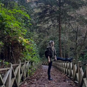 Ece Dizdar Instagram - Bu salağahanaluk bir dump haketti. Maalesef bunlar paylaşabileceklerim, kaçtığımız delikler, dağların kavukları,  iskeleler bana kalsın😎

4 koca gün gece Artvin, Hemşin, Fındıklı, Hopa, Sarp, Kemalpaşa, bizi köylerde evlerinde sobalarını yakıp yediren içiren güzel kadınlar, yollarda bana gözbebeği gibi bakan @guness008 ve @yarensu_ustabas
 Uyyy yaşaduğumuz buralara sığmaz !

Mükemmel’i Artvin’de Hopa’da gösteren @iscifilmfest ve Kemalpaşa’da gösteren @halkevci_kadnlar_hopa_k.pasa ‘ya teşekkürlerimle🌱🍃🌲☘️