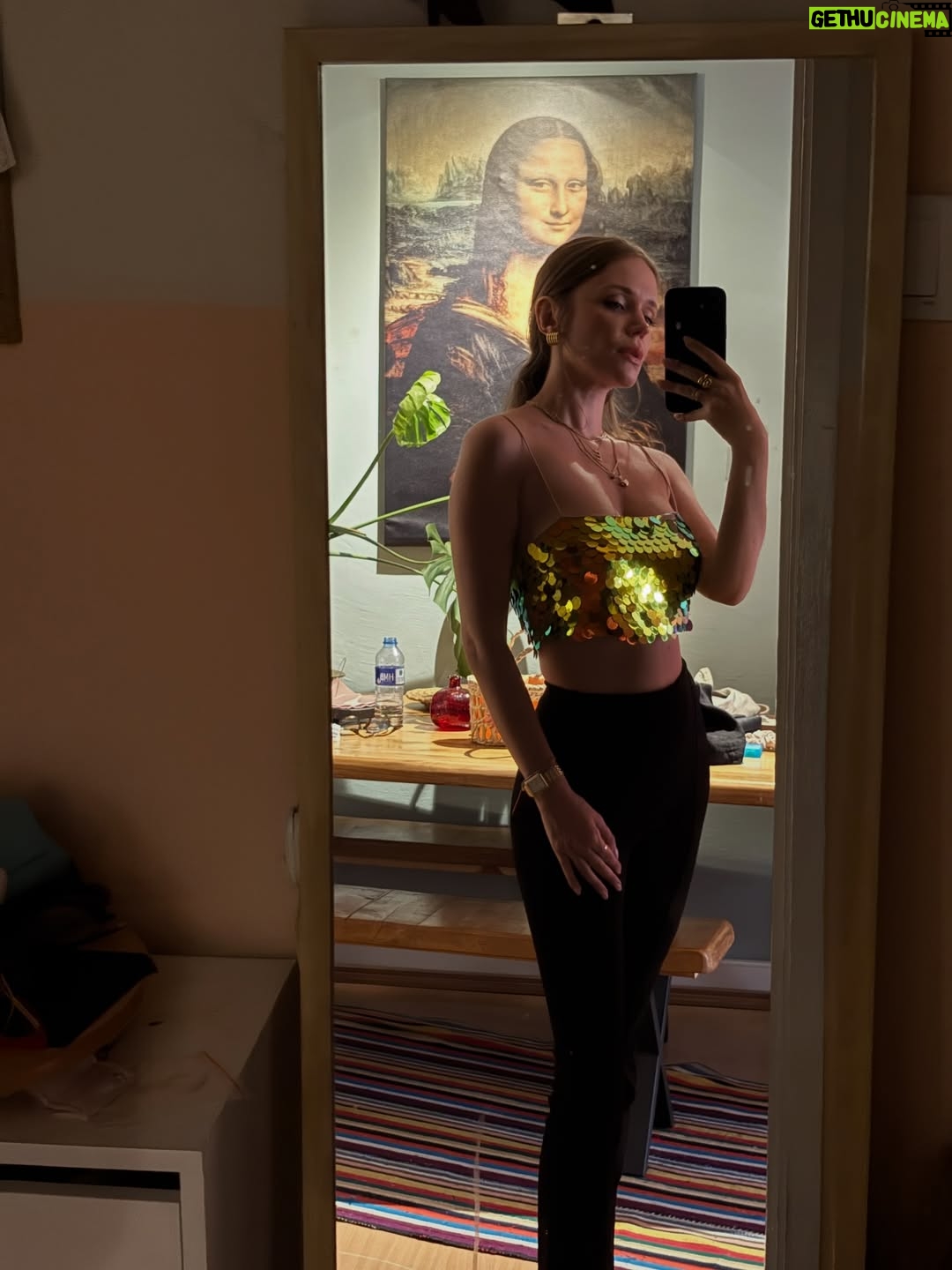 Ecem Karavus - 8K Likes - Best mirror selfie of 2025 ✨