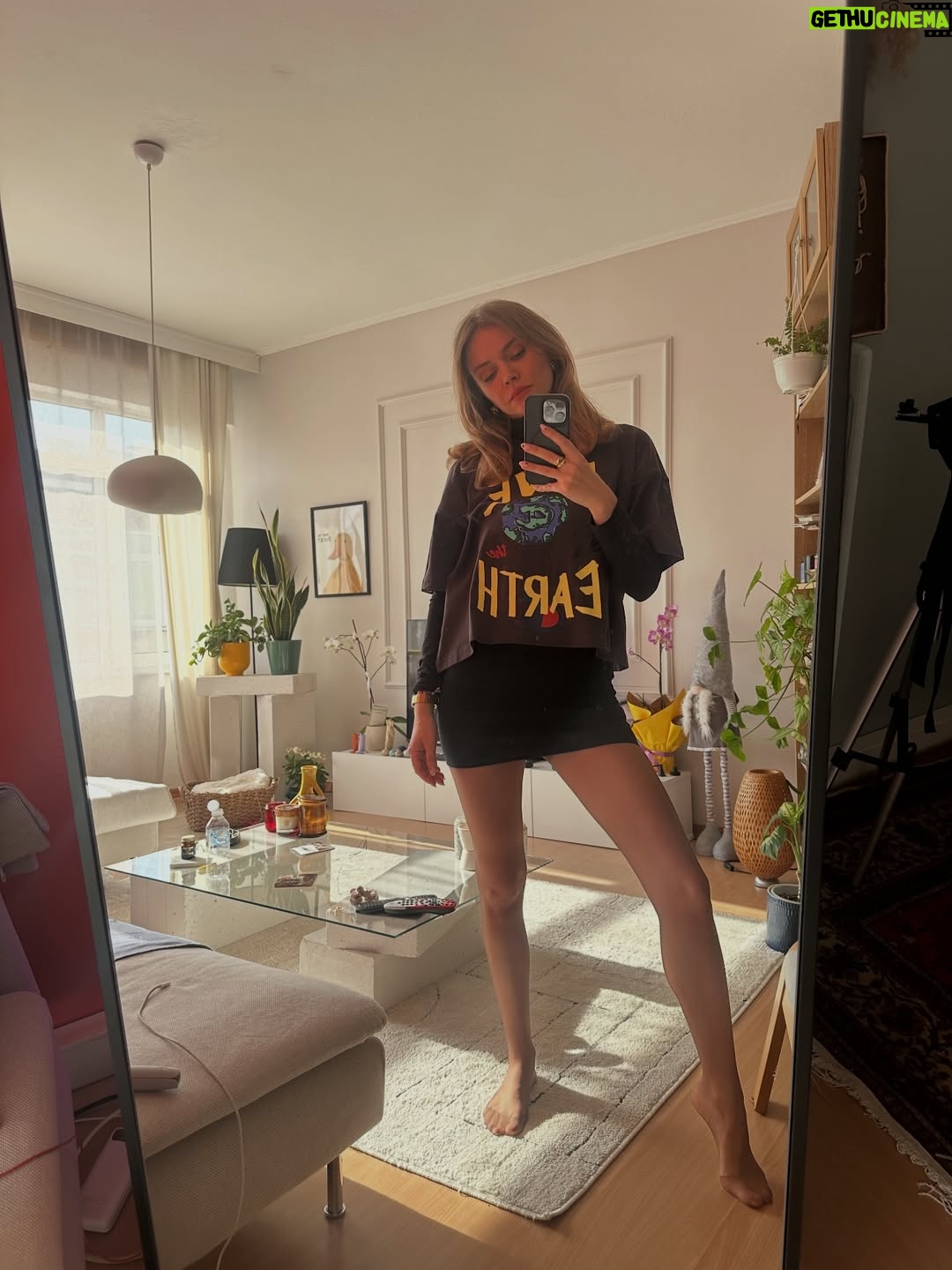 Ecem Karavus - 8K Likes - Best mirror selfie of 2025 ✨