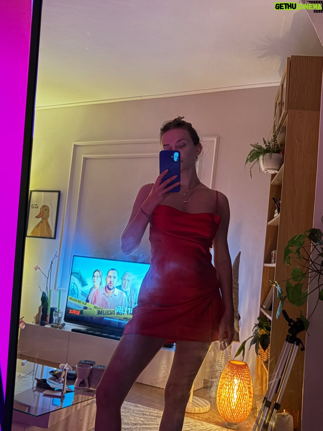 Ecem Karavus - 8K Likes - Best mirror selfie of 2025 ✨