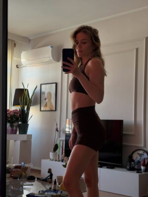 Ecem Karavus Instagram - Best mirror selfie of 2025 ✨