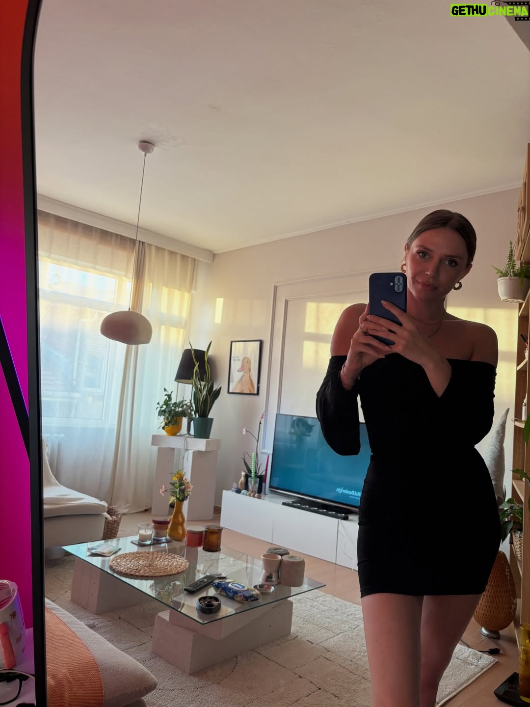 Ecem Karavus - 8K Likes - Best mirror selfie of 2025 ✨