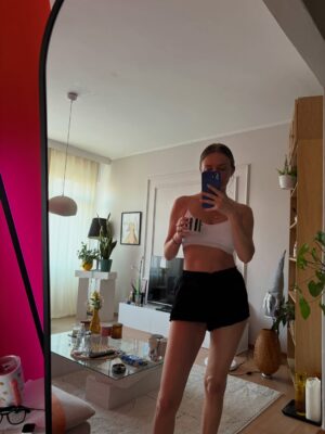 Ecem Karavus Instagram - Best mirror selfie of 2025 ✨