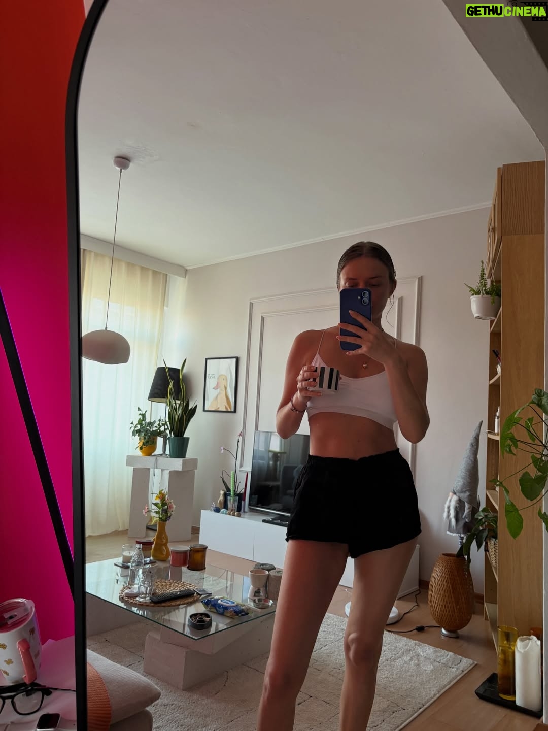 Ecem Karavus - 8K Likes - Best mirror selfie of 2025 ✨