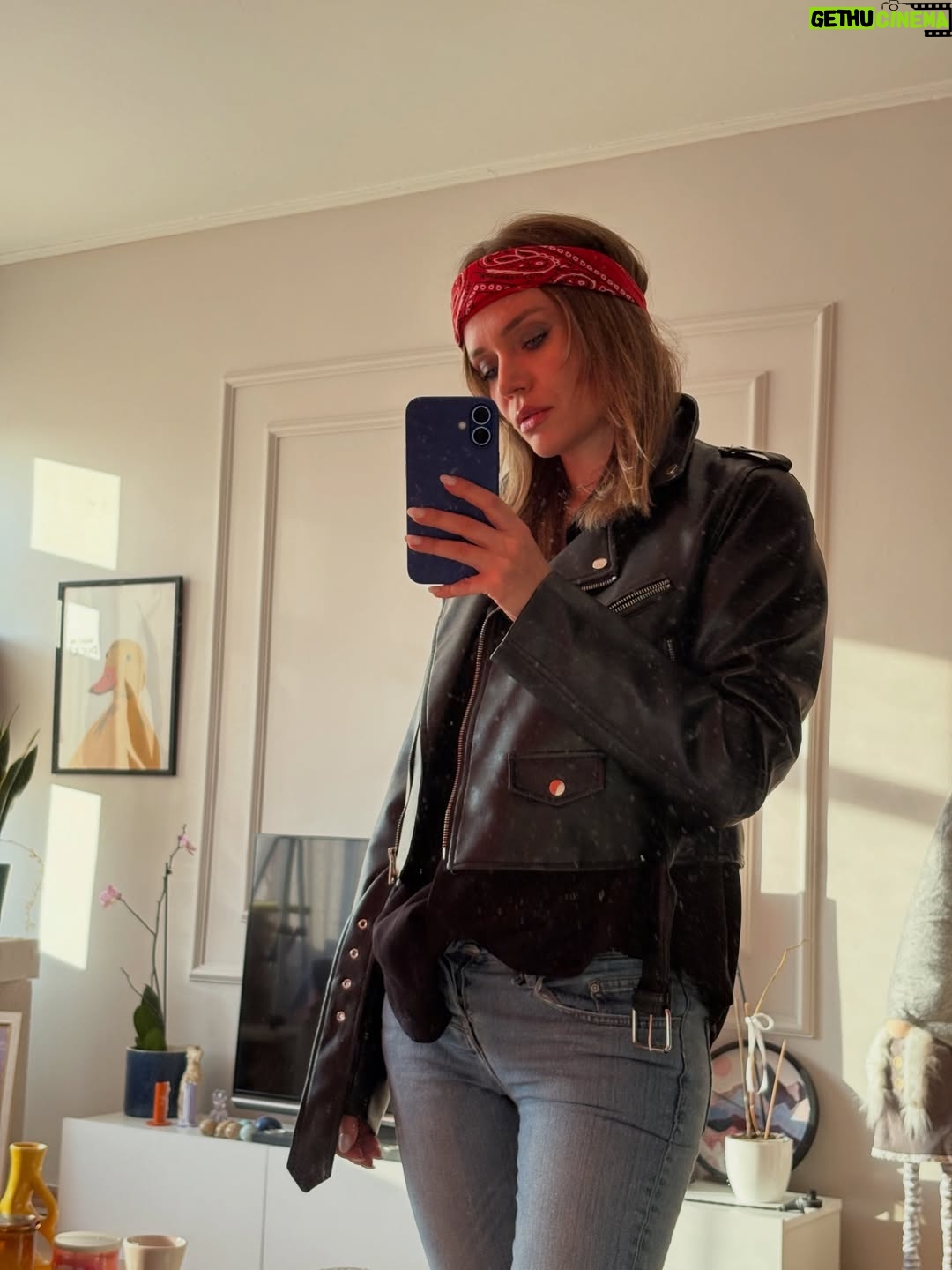 Ecem Karavus - 8K Likes - Best mirror selfie of 2025 ✨