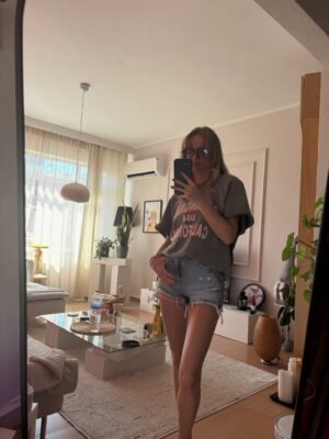 Ecem Karavus Instagram - Best mirror selfie of 2025 ✨