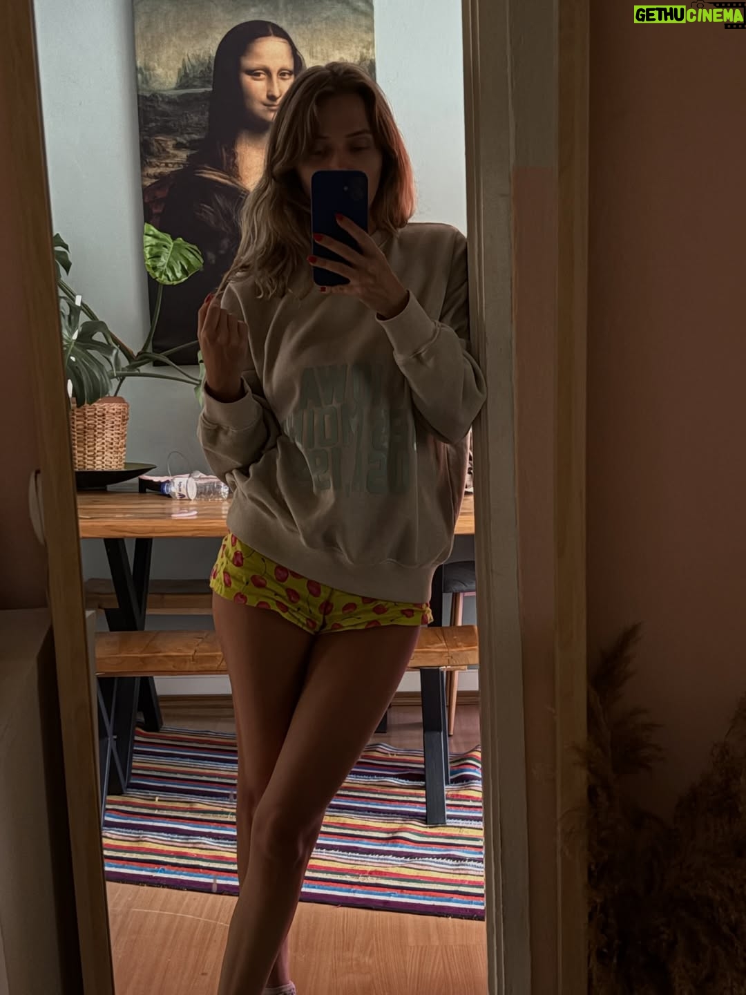 Ecem Karavus - 8K Likes - Best mirror selfie of 2025 ✨