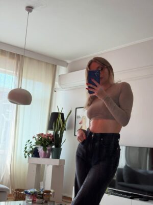 Ecem Karavus Instagram - Best mirror selfie of 2025 ✨