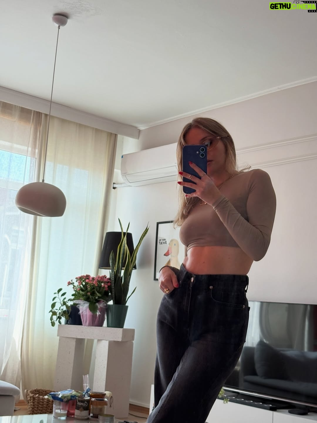 Ecem Karavus - 8K Likes - Best mirror selfie of 2025 ✨