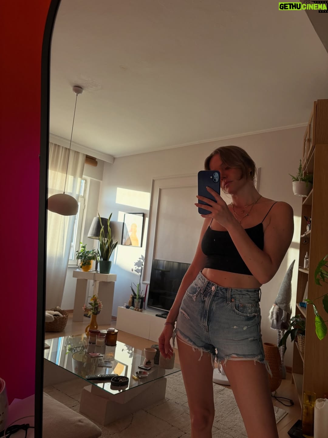 Ecem Karavus - 8K Likes - Best mirror selfie of 2025 ✨