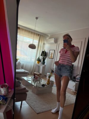 Ecem Karavus Instagram - Best mirror selfie of 2025 ✨