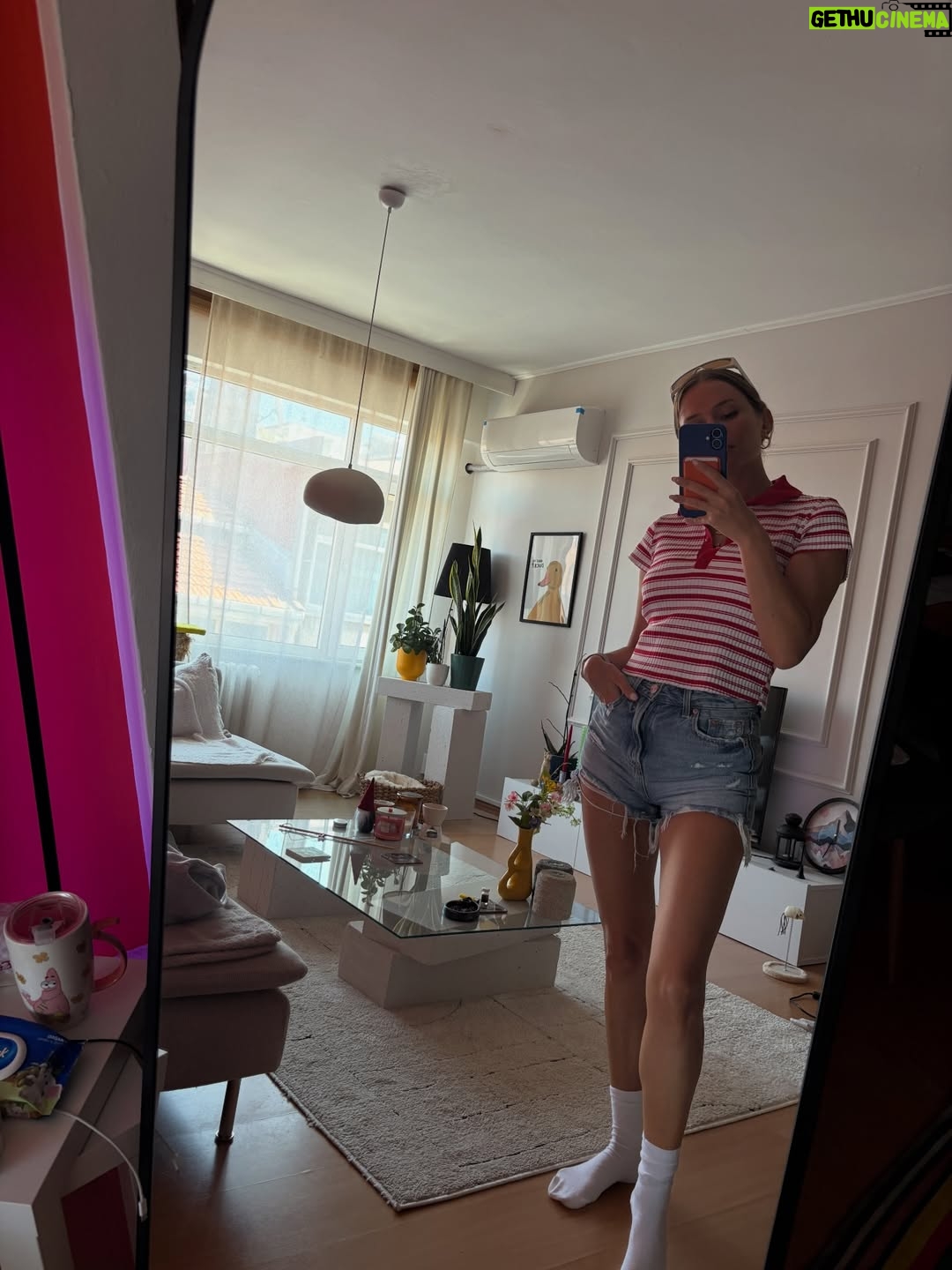 Ecem Karavus - 8K Likes - Best mirror selfie of 2025 ✨