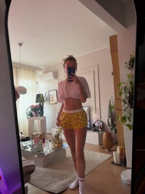 Ecem Karavus Instagram - Best mirror selfie of 2025 ✨