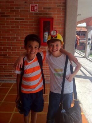 Edith Márquez Instagram - No necesita ser su cumpleaños,para decirles a mis hijos cuánto los amo, lo feliz que me hicieron desde el día en que pude tenerlos entre mis brazos, y poder tener el orgullo de ser su ma, ellos han sido mis grandes compañeros de vida, he podido no solo enseñarles, también he podido aprender de ellos.
Me acuerdo cuando los vi por primera vez supe que era la verdadera felicidad en la vida, y también tenía mucho miedo de poder desempeñar el papel más importante que he tenido en la vida, de la mejor manera.
Los amo demasiado, INCONDICIONAL Y PROFUNDAMENTE !!!! Son lo más hermoso que tengo en esta vida ! Le pido a Dios me los llene siempre de salud, lo demás uno lucha para lograrlo! Los amo hijos míos !! @nicolas.san.mar y @capitanbastian 💙💙🥰🥰😍😍🎁🎁🎉🎉🎈🎈🎂🎂🎊🎊🤩🤩🍾🍾🙏🏻🙏🏻