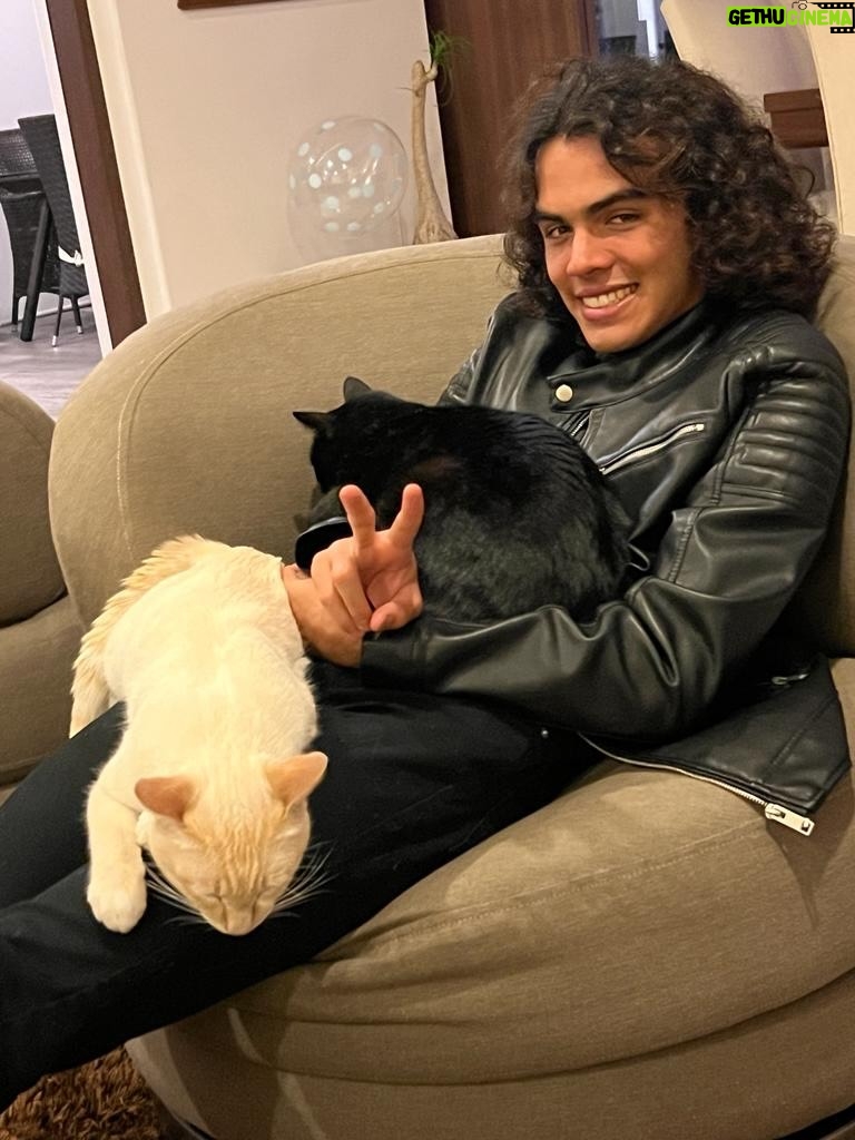 Edith Márquez - 4.3K Likes - No necesita ser su cumpleaños,para decirles a mis hijos cuánto los amo, lo feliz que me hicieron desde el día en que pude tenerlos entre mis brazos, y poder tener el orgullo de ser su ma, ellos han sido mis grandes compañeros de vida, he podido no solo enseñarles, también he podido aprender de ellos.
Me acuerdo cuando los vi por primera vez supe que era la verdadera felicidad en la vida, y también tenía mucho miedo de poder desempeñar el papel más importante que he tenido en la vida, de la mejor manera.
Los amo demasiado, INCONDICIONAL Y PROFUNDAMENTE !!!! Son lo más hermoso que tengo en esta vida ! Le pido a Dios me los llene siempre de salud, lo demás uno lucha para lograrlo! Los amo hijos míos !! @nicolas.san.mar y @capitanbastian 💙💙🥰🥰😍😍🎁🎁🎉🎉🎈🎈🎂🎂🎊🎊🤩🤩🍾🍾🙏🏻🙏🏻