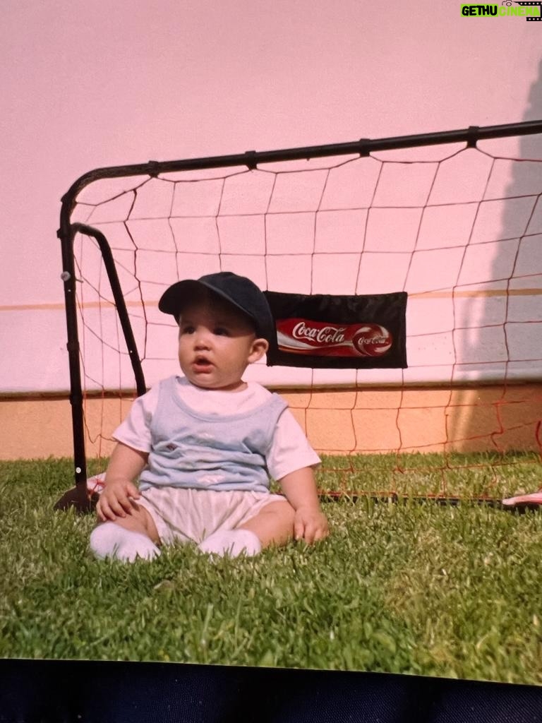 Edith Márquez - 4.3K Likes - No necesita ser su cumpleaños,para decirles a mis hijos cuánto los amo, lo feliz que me hicieron desde el día en que pude tenerlos entre mis brazos, y poder tener el orgullo de ser su ma, ellos han sido mis grandes compañeros de vida, he podido no solo enseñarles, también he podido aprender de ellos.
Me acuerdo cuando los vi por primera vez supe que era la verdadera felicidad en la vida, y también tenía mucho miedo de poder desempeñar el papel más importante que he tenido en la vida, de la mejor manera.
Los amo demasiado, INCONDICIONAL Y PROFUNDAMENTE !!!! Son lo más hermoso que tengo en esta vida ! Le pido a Dios me los llene siempre de salud, lo demás uno lucha para lograrlo! Los amo hijos míos !! @nicolas.san.mar y @capitanbastian 💙💙🥰🥰😍😍🎁🎁🎉🎉🎈🎈🎂🎂🎊🎊🤩🤩🍾🍾🙏🏻🙏🏻