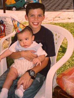 Edith Márquez Instagram - No necesita ser su cumpleaños,para decirles a mis hijos cuánto los amo, lo feliz que me hicieron desde el día en que pude tenerlos entre mis brazos, y poder tener el orgullo de ser su ma, ellos han sido mis grandes compañeros de vida, he podido no solo enseñarles, también he podido aprender de ellos.
Me acuerdo cuando los vi por primera vez supe que era la verdadera felicidad en la vida, y también tenía mucho miedo de poder desempeñar el papel más importante que he tenido en la vida, de la mejor manera.
Los amo demasiado, INCONDICIONAL Y PROFUNDAMENTE !!!! Son lo más hermoso que tengo en esta vida ! Le pido a Dios me los llene siempre de salud, lo demás uno lucha para lograrlo! Los amo hijos míos !! @nicolas.san.mar y @capitanbastian 💙💙🥰🥰😍😍🎁🎁🎉🎉🎈🎈🎂🎂🎊🎊🤩🤩🍾🍾🙏🏻🙏🏻