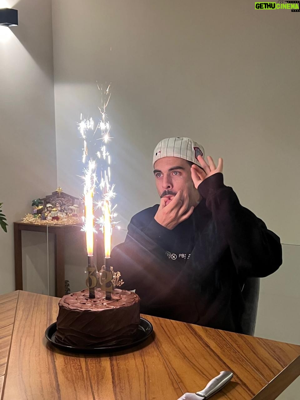 Edith Márquez - 4.3K Likes - No necesita ser su cumpleaños,para decirles a mis hijos cuánto los amo, lo feliz que me hicieron desde el día en que pude tenerlos entre mis brazos, y poder tener el orgullo de ser su ma, ellos han sido mis grandes compañeros de vida, he podido no solo enseñarles, también he podido aprender de ellos.
Me acuerdo cuando los vi por primera vez supe que era la verdadera felicidad en la vida, y también tenía mucho miedo de poder desempeñar el papel más importante que he tenido en la vida, de la mejor manera.
Los amo demasiado, INCONDICIONAL Y PROFUNDAMENTE !!!! Son lo más hermoso que tengo en esta vida ! Le pido a Dios me los llene siempre de salud, lo demás uno lucha para lograrlo! Los amo hijos míos !! @nicolas.san.mar y @capitanbastian 💙💙🥰🥰😍😍🎁🎁🎉🎉🎈🎈🎂🎂🎊🎊🤩🤩🍾🍾🙏🏻🙏🏻