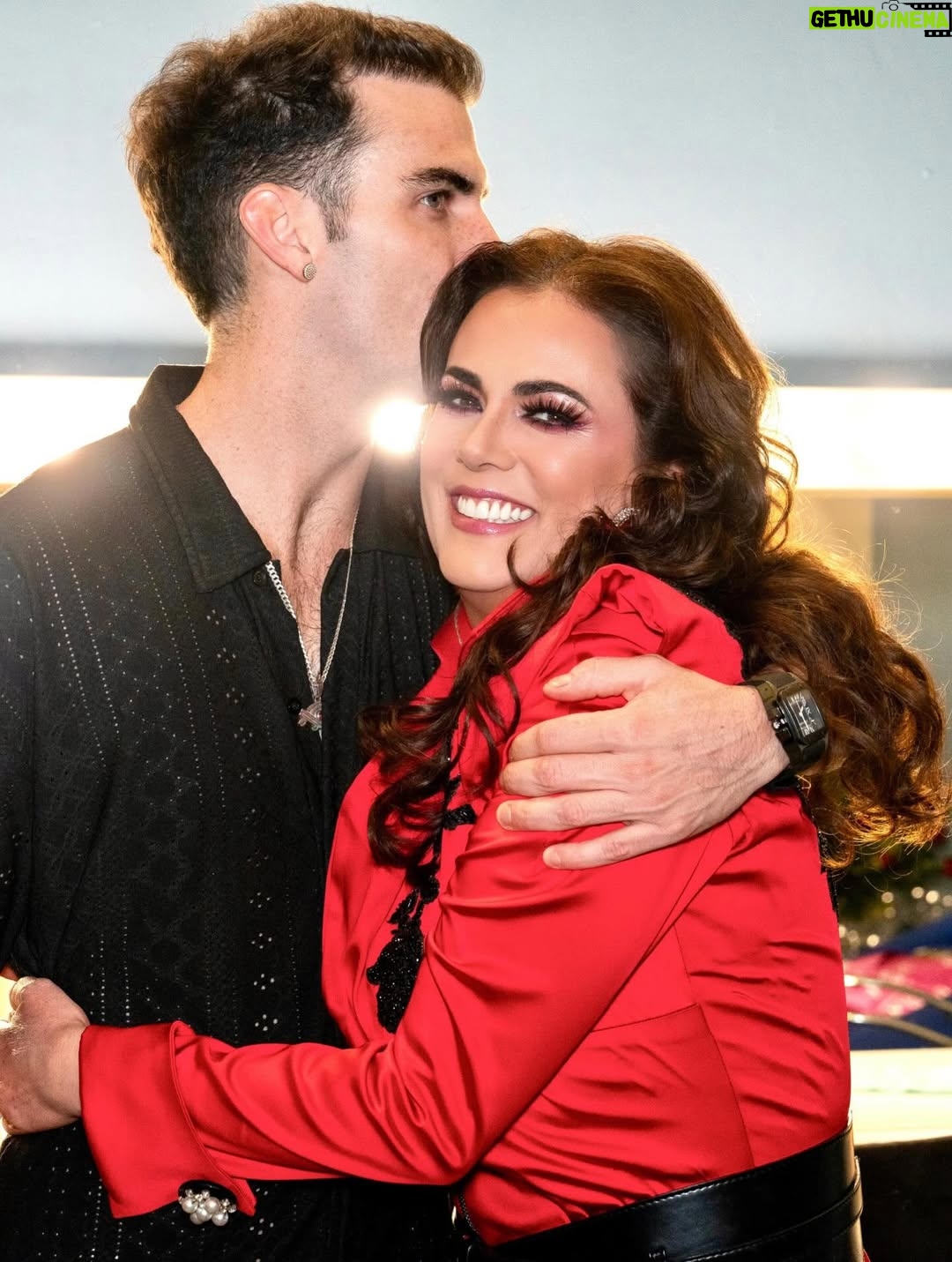Edith Márquez - 4.3K Likes - No necesita ser su cumpleaños,para decirles a mis hijos cuánto los amo, lo feliz que me hicieron desde el día en que pude tenerlos entre mis brazos, y poder tener el orgullo de ser su ma, ellos han sido mis grandes compañeros de vida, he podido no solo enseñarles, también he podido aprender de ellos.
Me acuerdo cuando los vi por primera vez supe que era la verdadera felicidad en la vida, y también tenía mucho miedo de poder desempeñar el papel más importante que he tenido en la vida, de la mejor manera.
Los amo demasiado, INCONDICIONAL Y PROFUNDAMENTE !!!! Son lo más hermoso que tengo en esta vida ! Le pido a Dios me los llene siempre de salud, lo demás uno lucha para lograrlo! Los amo hijos míos !! @nicolas.san.mar y @capitanbastian 💙💙🥰🥰😍😍🎁🎁🎉🎉🎈🎈🎂🎂🎊🎊🤩🤩🍾🍾🙏🏻🙏🏻