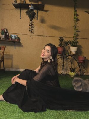 Eisha Singh Instagram - काली साड़ी से रिश्ता पुराना है… 🖤
#IYKYK
.
.
.
#EishaSingh #EishasTribe #saree