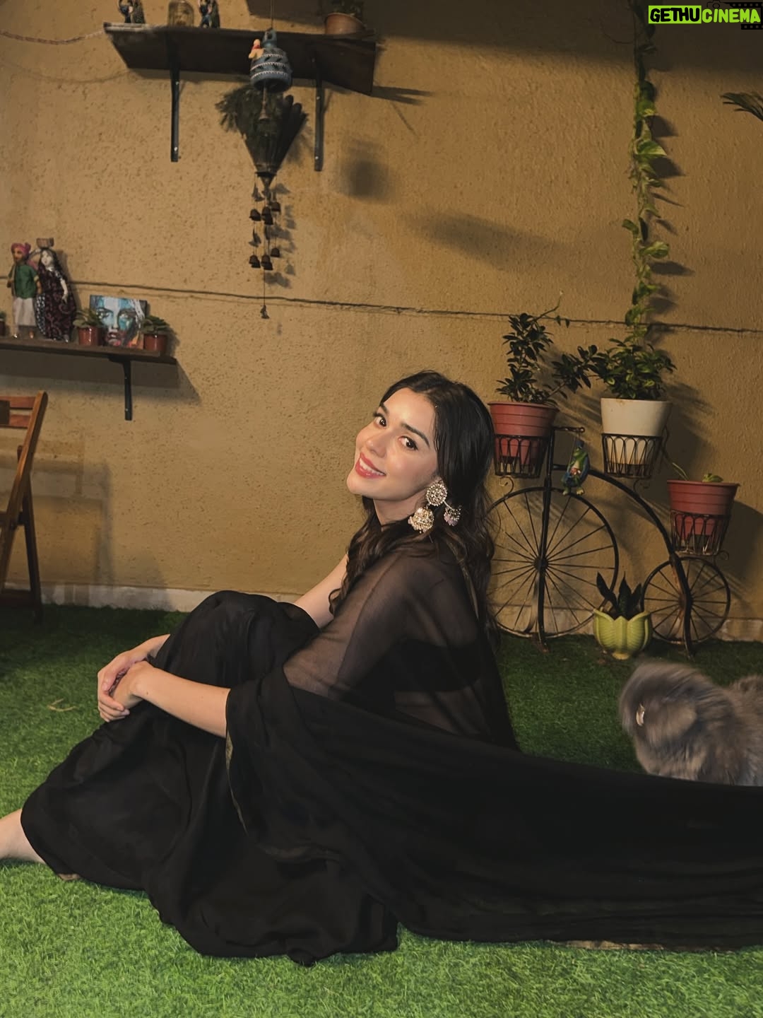 Eisha Singh - 453.7K Likes - काली साड़ी से रिश्ता पुराना है… 🖤
#IYKYK
.
.
.
#EishaSingh #EishasTribe #saree